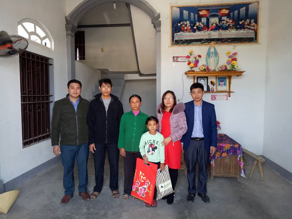 BCH chi đoàn CQCQ thị xã Hoàng Mai phối hợp BTV đoàn xã Quỳnh Trang tặng 2 suất quà cho 2 em học sinh vùng giáo có hoàn cảnh khó khăn