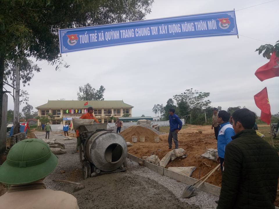Quỳnh Trang tổ chức làm đường bê tông tại trường Tiểu học (cơ sở 2)