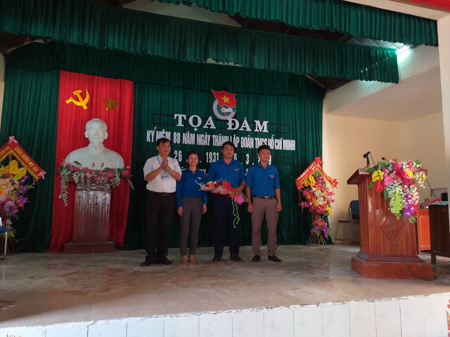 Đồng chí Đậu Minh Thiện Thị ủy viên, Bí thư Đảng ủy tặng hoa chức mừng BTV Đoàn xã