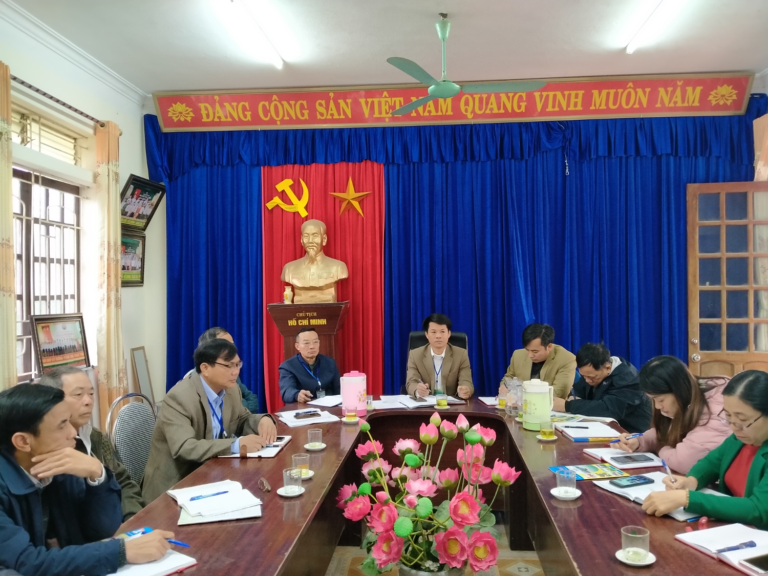 Đồng chí Đậu Minh Công - Bí thư Đảng ủy, CT HĐND chủ trì triển khai hội nghị