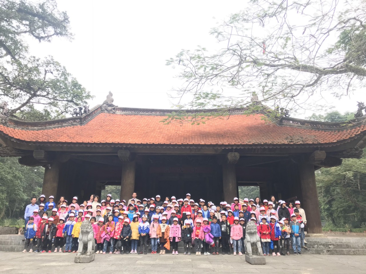 Cán bộ, giáo viên và học sinh chụp ảnh lưu niệm tại Khu di tích lịch sử Lam Kinh - Thanh Hóa