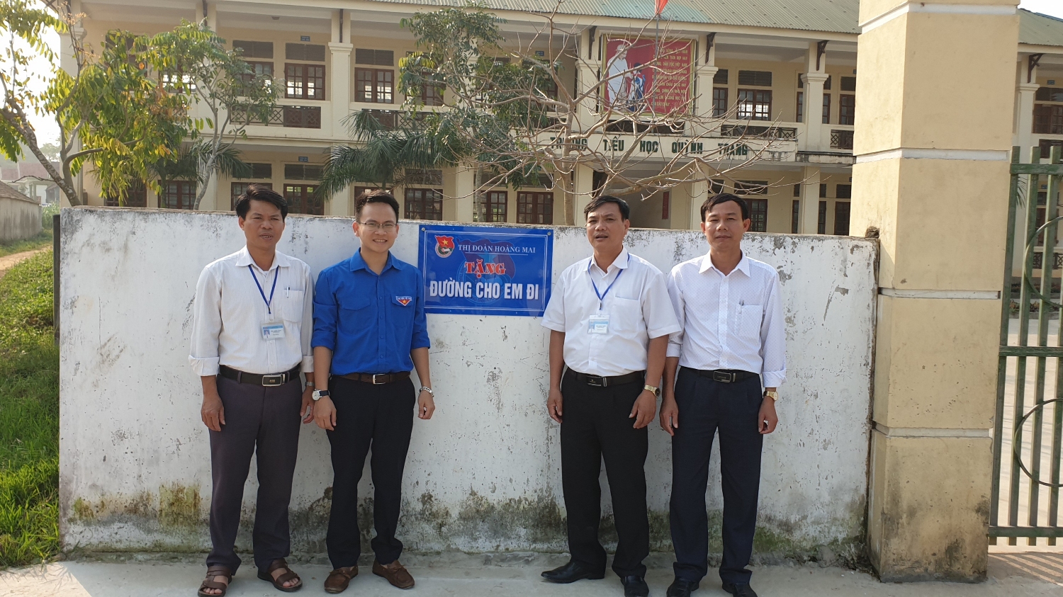 Đồng chí Võ Hồ Thanh Trường UV BTV thị đoàn cùng các đồng chí lãnh đạo điai phương bàn giao tuyến đường bê tông cho trường tiểu học Quỳnh Trang